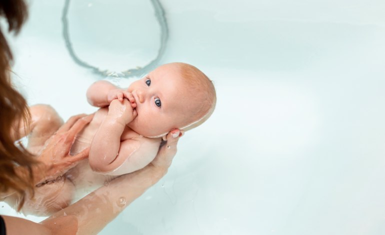 Baño de tina para recien nacido