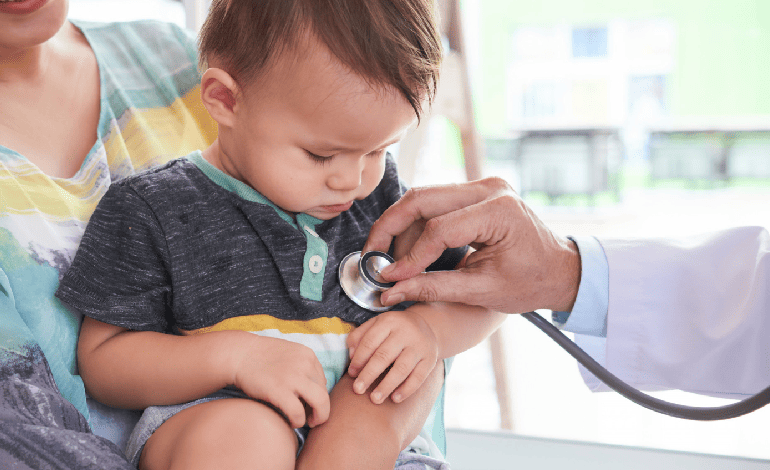 Atención de consulta de urgencias pediátricas ofrecida por la Dra. Ingrid Kuhn: respuestas rápidas para emergencias infantiles